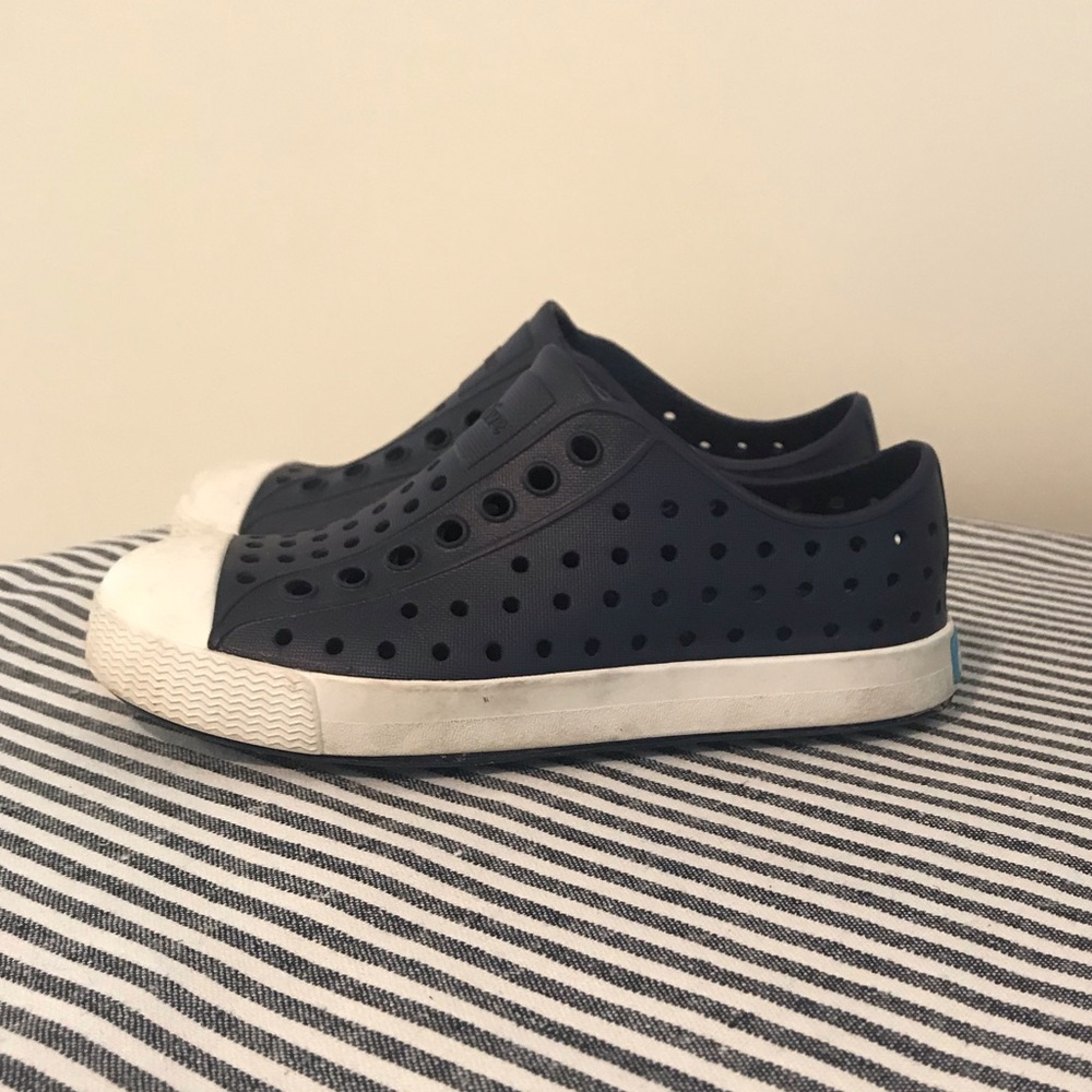 Native toddler size 10. Worn a handful of times.